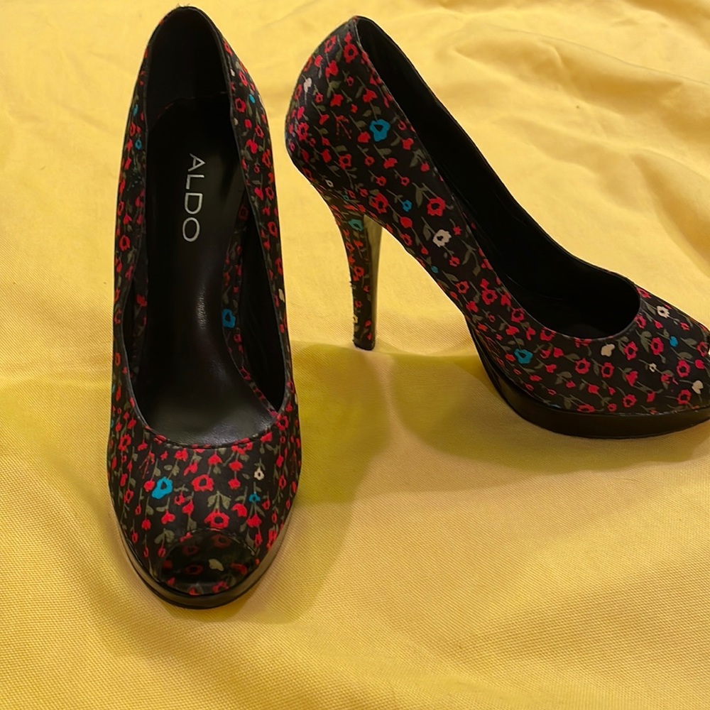 Aldo high heels black, yellow, red pattern!